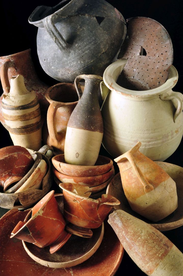 Zestaw naczyń stołowych i kuchennych ze studni w portyku wschodnim - okres hellenistyczny